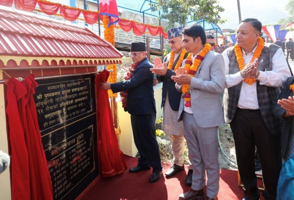 प्रधानमन्त्री प्रचण्डद्वारा आँबुखैरेनीमा अस्पतालको उद्घाटन